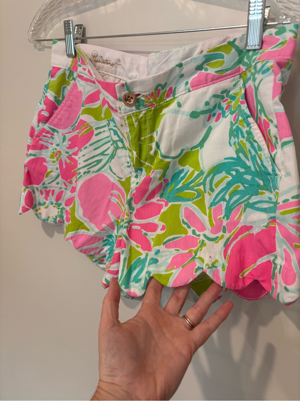Lilly Pulitzer Floral Scallop Hem Buttercup Shorts. Coastal Preppy Colorful 4 - Picture 11 of 14